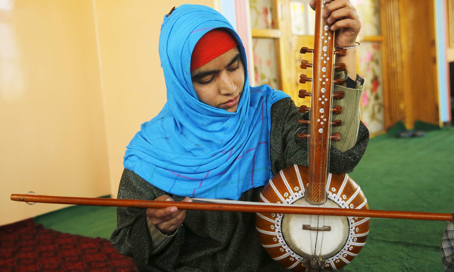 Girls help preserve Kashmir's Sufi music traditions - World - DAWN.COM